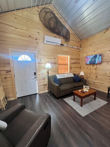 The Reel Retreat - 2 Bedroom Cabin - Close to FLW, River Access and Honey Holes