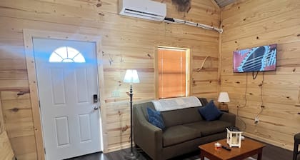 The Reel Retreat - 2 Bedroom Cabin - Close to FLW, River Access and Honey Holes