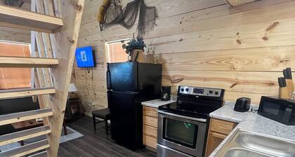 The Reel Retreat - 2 Bedroom Cabin - Close to FLW, River Access and Honey Holes