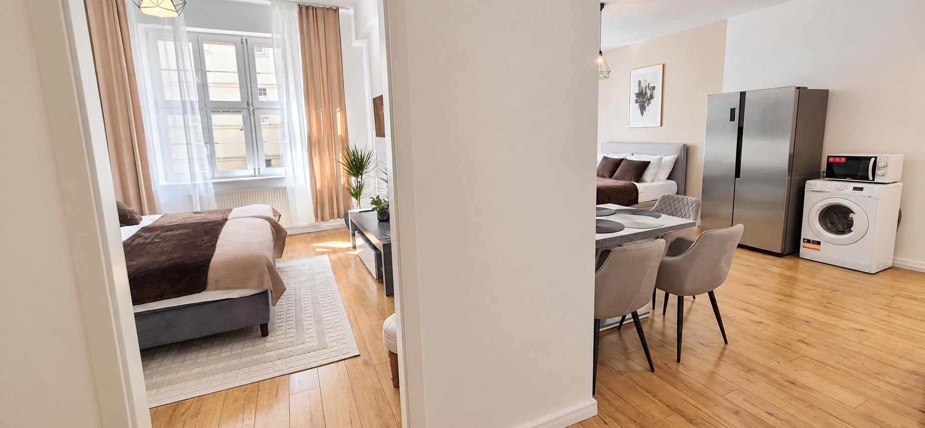 Un apartamento moderno con un dormitorio, comedor y cocina.