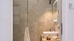 Comfort-studio, näköala pihalle | Kylpyhuone