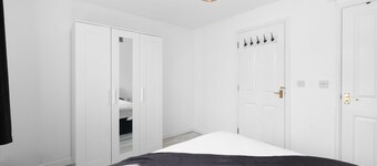 4-Bed Townhouse in Hamilton with Parking