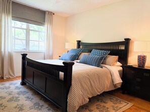 A bedroom with a bed, a nightstand, a lamp, and a window with curtains. - Aventura Eden - 2-bedroom, Pool, Gym, Mall and Beach Oasis (Miami)