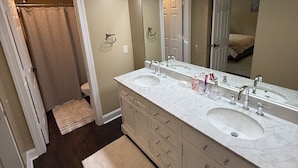A bathroom with two sinks, a large mirror, and a walk-in shower. - Serene 4-bedroom house near Elon (Burlington)