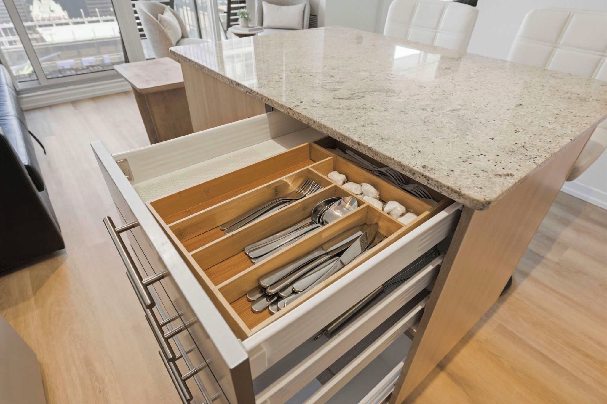 Uma cozinha com organizador de gaveta contendo utensílios.