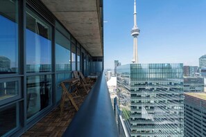 A high-rise building with a view of the CN Tower. - CN Tower View Condo -  Balcony, WiFi & Workspace (Toronto)