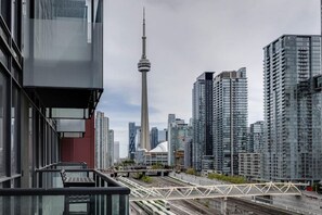 Un edificio de gran altura con un diseño arquitectónico moderno, que presenta una destacada estructura de torre al fondo.