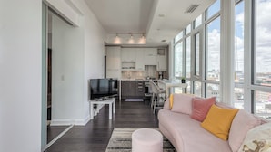 Un appartement moderne comprenant un salon, une cuisine et un coin repas.