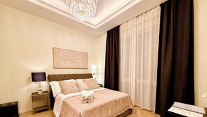 Ein Hotelzimmer mit Bett, Nachttisch, Lampe, Klavier und einem großen Fenster mit Vorhängen.