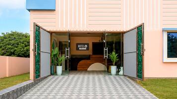 Entrada de hotel con un letrero que indica que es administrado por OYO.