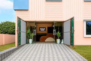 Entrada de hotel con un letrero que indica que es administrado por OYO.