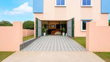 L'ingresso di un hotel dal design moderno, con una pavimentazione a motivi geometrici che conduce all'entrata.