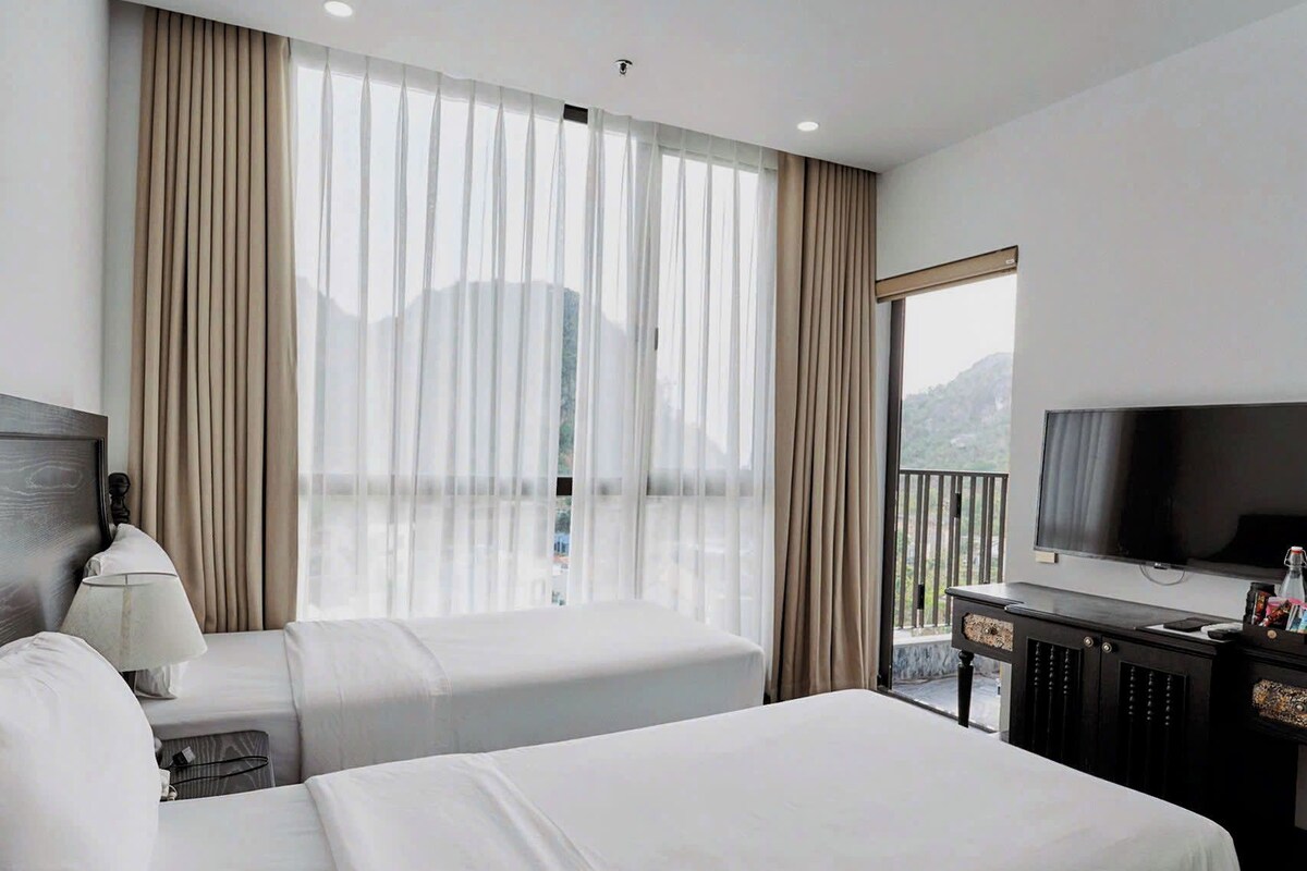 Standaard Twin kamer, balkon, gedeeltelijk uitzicht op oceaan | Een kluis op de kamer, een bureau, geluiddichte muren, gratis wifi