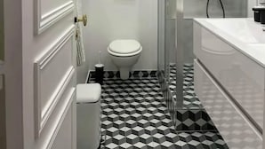Ein modernes Badezimmer mit Toilette, Dusche und Waschbecken.