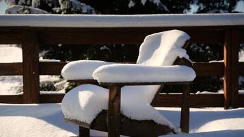 Eine mit Schnee bedeckte Holzbank.