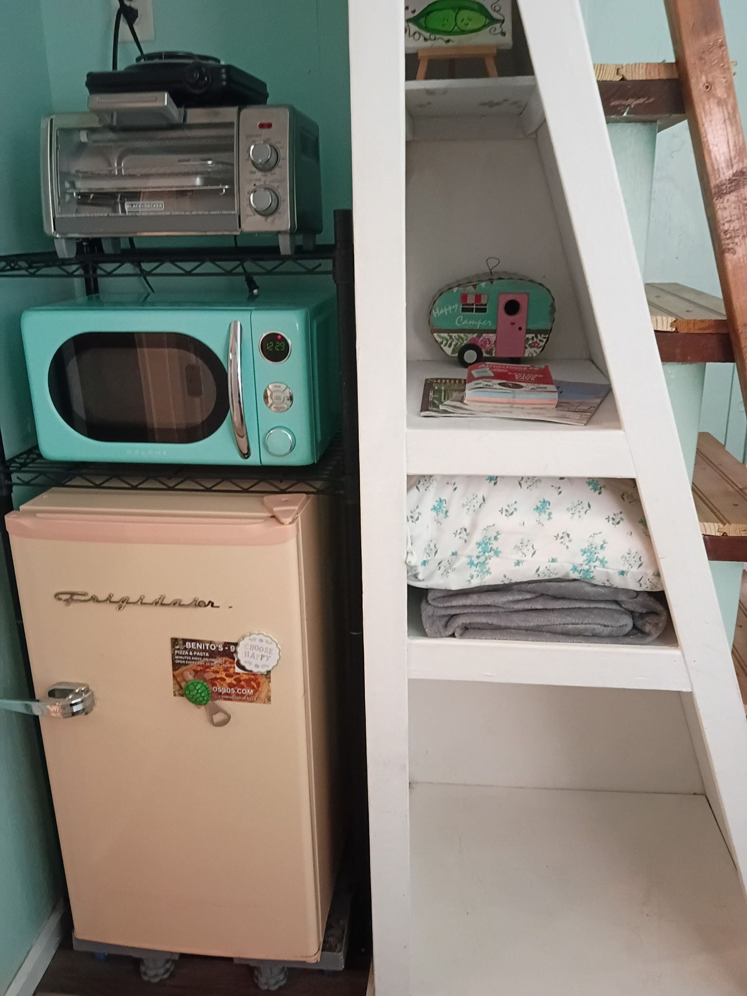 Una kitchenette equipada con microondas, tostadora y refrigerador.