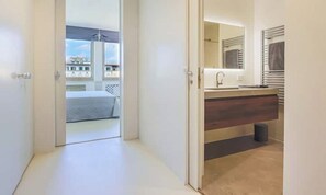 Shower, hair dryer, bidet, towels - VASARI LUXURY – SOPHISTICATED FLORENCE HOME WITH RIVER VIEWS (Firenze)