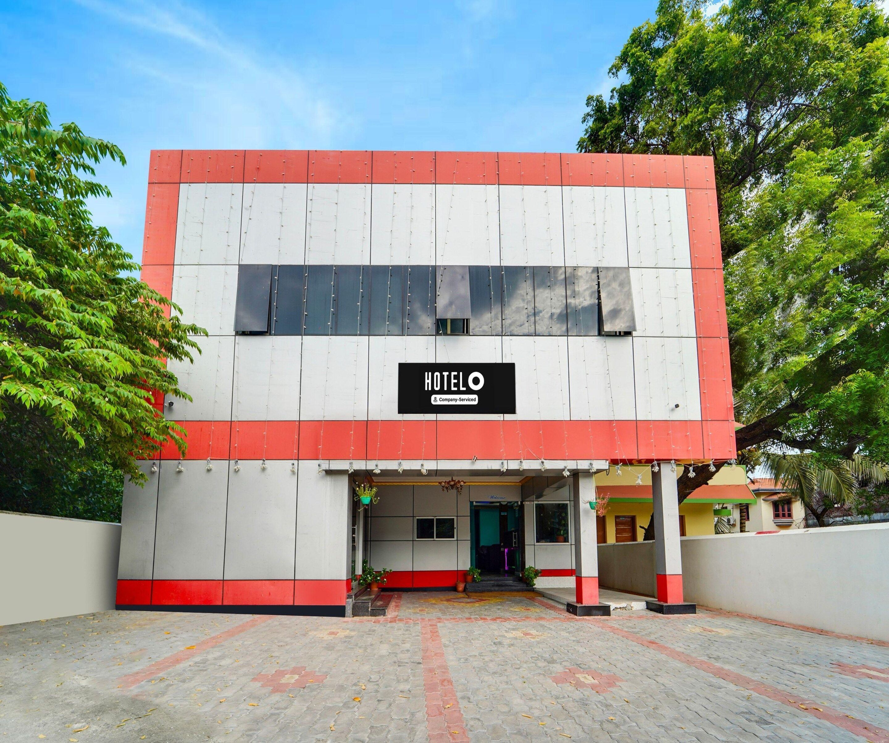 Un edificio de dos pisos con un letrero que dice 'HOTELO' y un logotipo de la empresa.