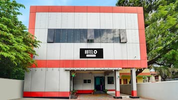 Un edificio de dos pisos con un letrero que dice 'HOTELO' y un logotipo de la empresa.