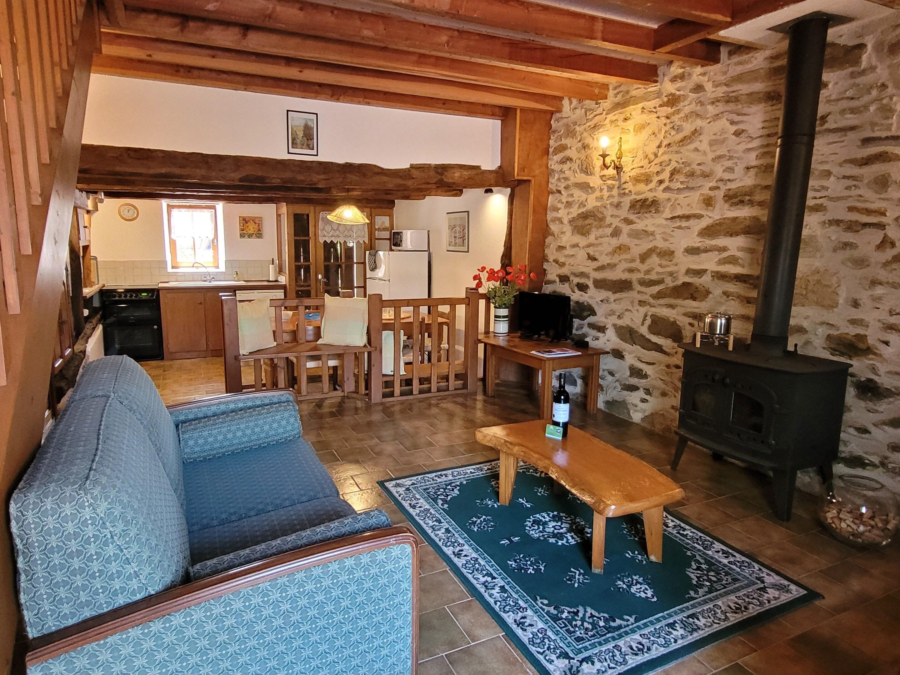 Ein gemütliches Wohnzimmer mit einer Couch, einem Couchtisch und einem Kamin.