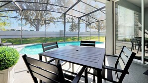 Un'area esterna riparata con piscina, posti a sedere e vista sul paesaggio circostante.
