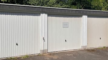 Eine Reihe weißer Gebäude aus Metall mit einem Schild, auf dem 'LOCADO APARTMENTS' steht.