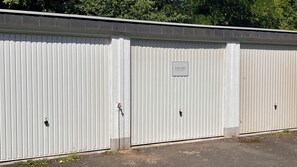 Eine Reihe weißer Geb äude aus Metall mit einem Schild, auf dem 'LOCADO APARTMENTS' steht.