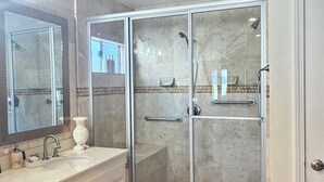 Een douche, een bubbelbad, een haardroger, een bidet