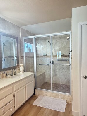 Bruser, boblebadekar, hårtørrer, bidet