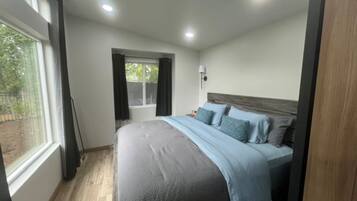 Une chambre à coucher avec un lit, une fenêtre et une porte.