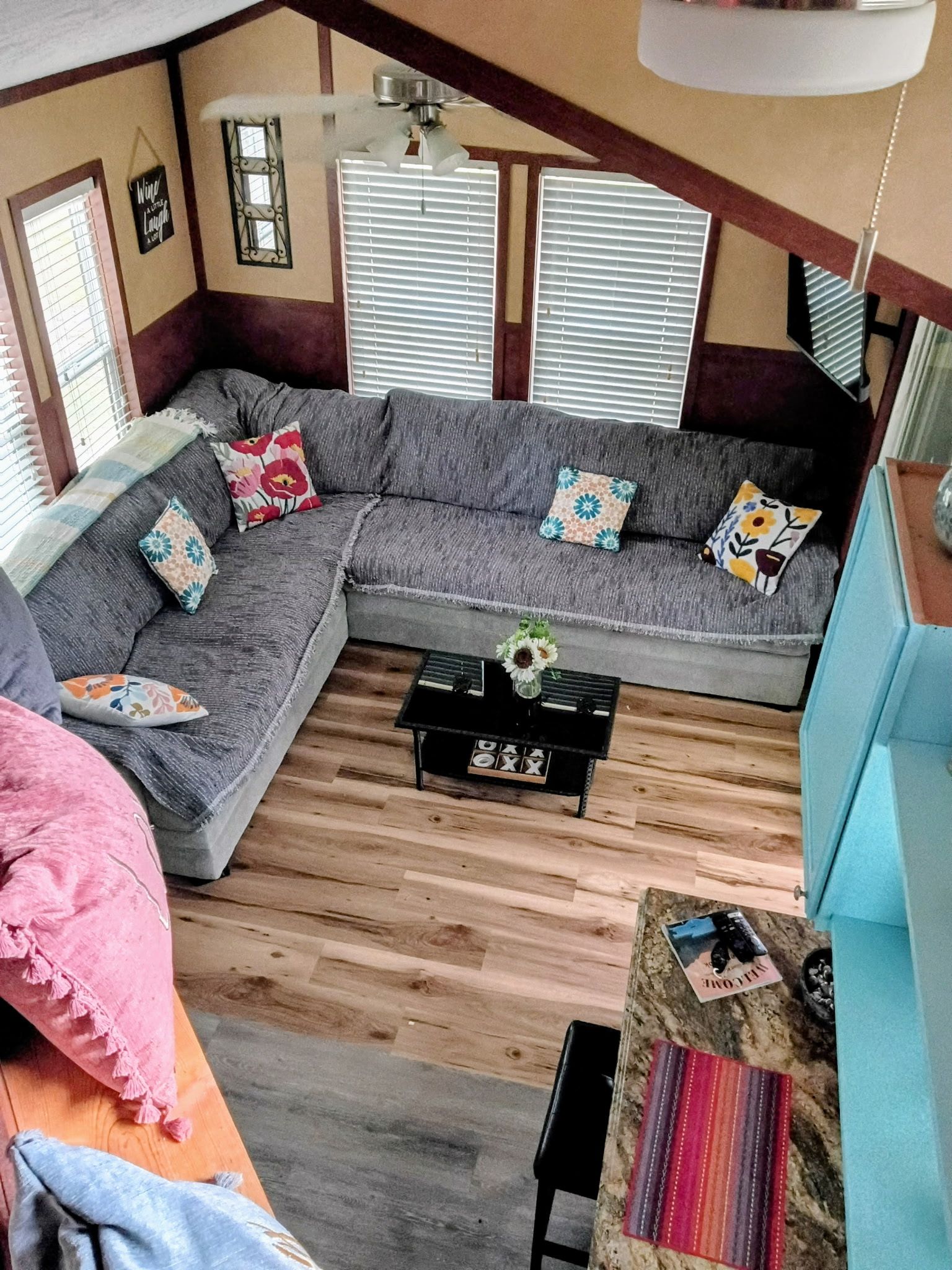 Una sala acogedora con un sofá modular, una mesita de centro y una pequeña mesita auxiliar.