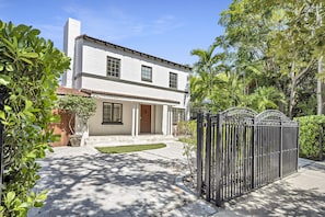 Exterior - Casa Sol · Tropical Pool House · South Brickell · 4BR Sleeps 10 (Miami)
