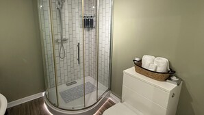 Secadora de cabello, toallas, jabón, papel de baño 