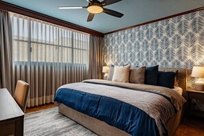 A bedroom with a bed, curtains, a ceiling fan, a patterned wall, and a nightstand with a lamp. - 3BR Near Reforma & Mexico City Historic Center (Mexico City)