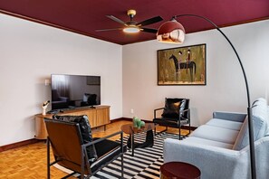A modern living room with a flat-screen TV, a sofa, two chairs, a coffee table, and a ceiling fan. - 3BR Near Reforma & Mexico City Historic Center (Mexico City)