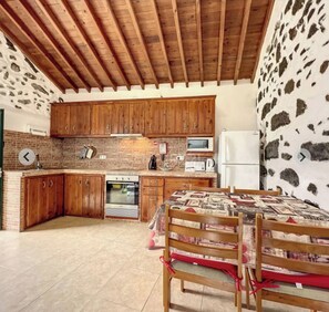 Private kitchen - Rocha Mar House | Country House with Private Pool and Ocean View (Nordestinho)