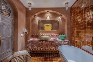 Deluxe tweepersoonskamer, uitzicht op zwembad | Badkamer | Gratis toiletartikelen, een haardroger, handdoeken, zeep