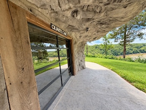Entrada de un edificio con fachada de roca natural y un letrero que dice 'QUARTZ CAVE'.