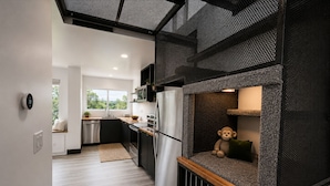Una cucina moderna con una zona pranzo integrata, vista all'esterno e un'area dedicata ai pasti.
