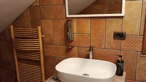 Bruser, hårtørrer, bidet, håndklæder