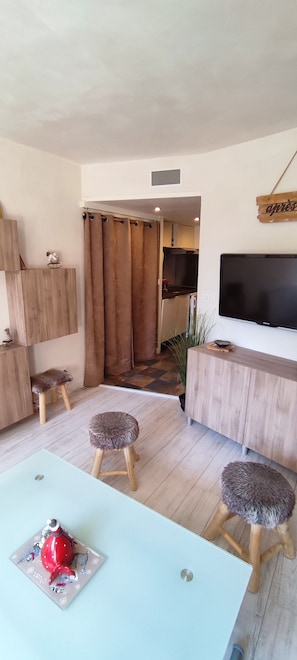 Unclassified image, 4 of 6, button - Vrbo Property (Bourg-Saint-Maurice)