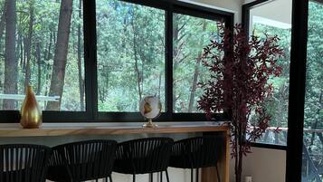 Et moderne interiør med et marmorbord, to elefantfigurer, en globus og en potteplante.