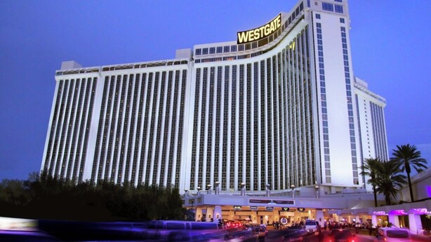 Ein großes Hotel mit einem markanten 'WESTGATE'-Schild, mehreren Etagen und einer belebten Straße davor.