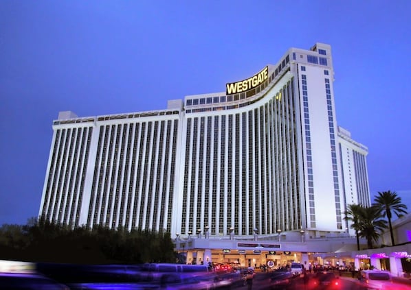 Un grande hotel con un evidente cartello 'WESTGATE', numerosi piani e una strada trafficata di fronte.