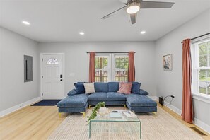 Living area - Waterfront Town Escape | Up to 8 Guests (Washington)