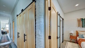 2 Schlafzimmer, Schreibtisch, Bügeleisen/Bügelbrett, Reisekinderbett