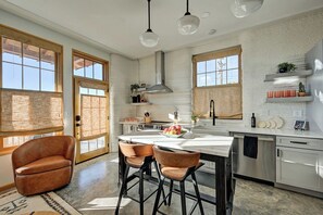 Coffee/tea maker, fridge, microwave, oven - 3D Printed Home Retreat - Walk to Downtown/River/Trails (Buena Vista)
