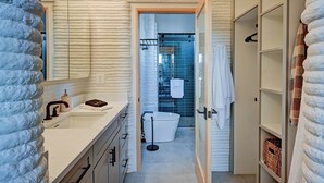 Dusche, Haartrockner, Bidet, Handtücher
