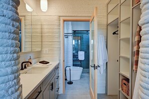 Shower, hair dryer, bidet, towels - 3D Printed Home Retreat - Walk to Downtown/River/Trails (Buena Vista)