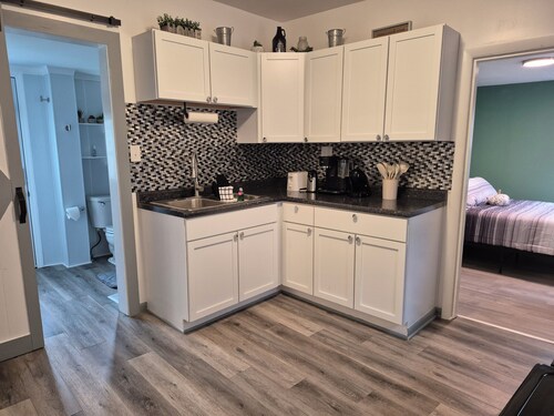 Charming 2-bedroom house with AC in Hamilton. Less than .5 mi from Spooky Nook.